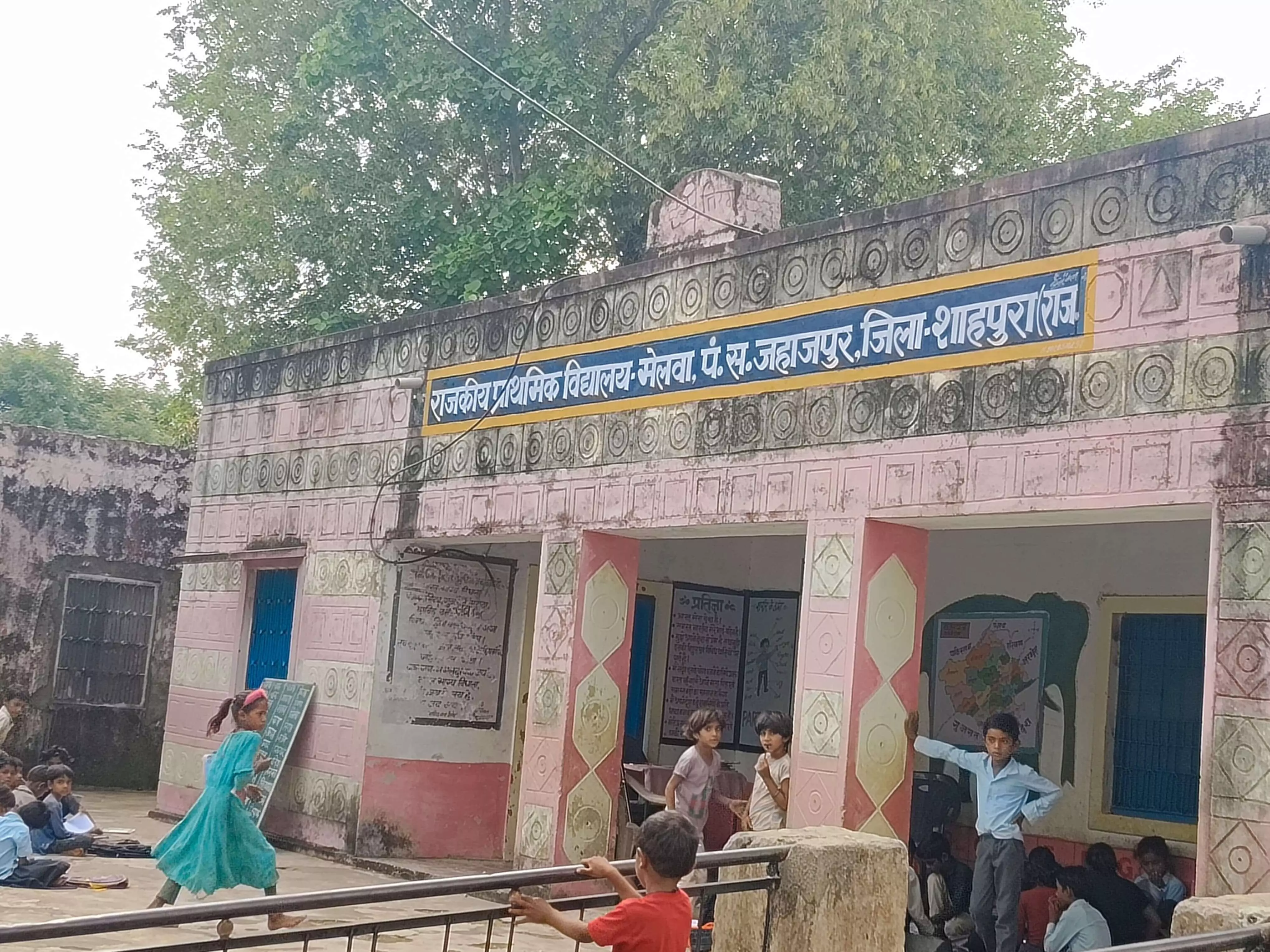 मेलवा  स्कूल में लगे स्टाफ से ग्रामीण संतुष्ट नहीं , हटाने की लेकर  पीईईओ को दिया ज्ञापन