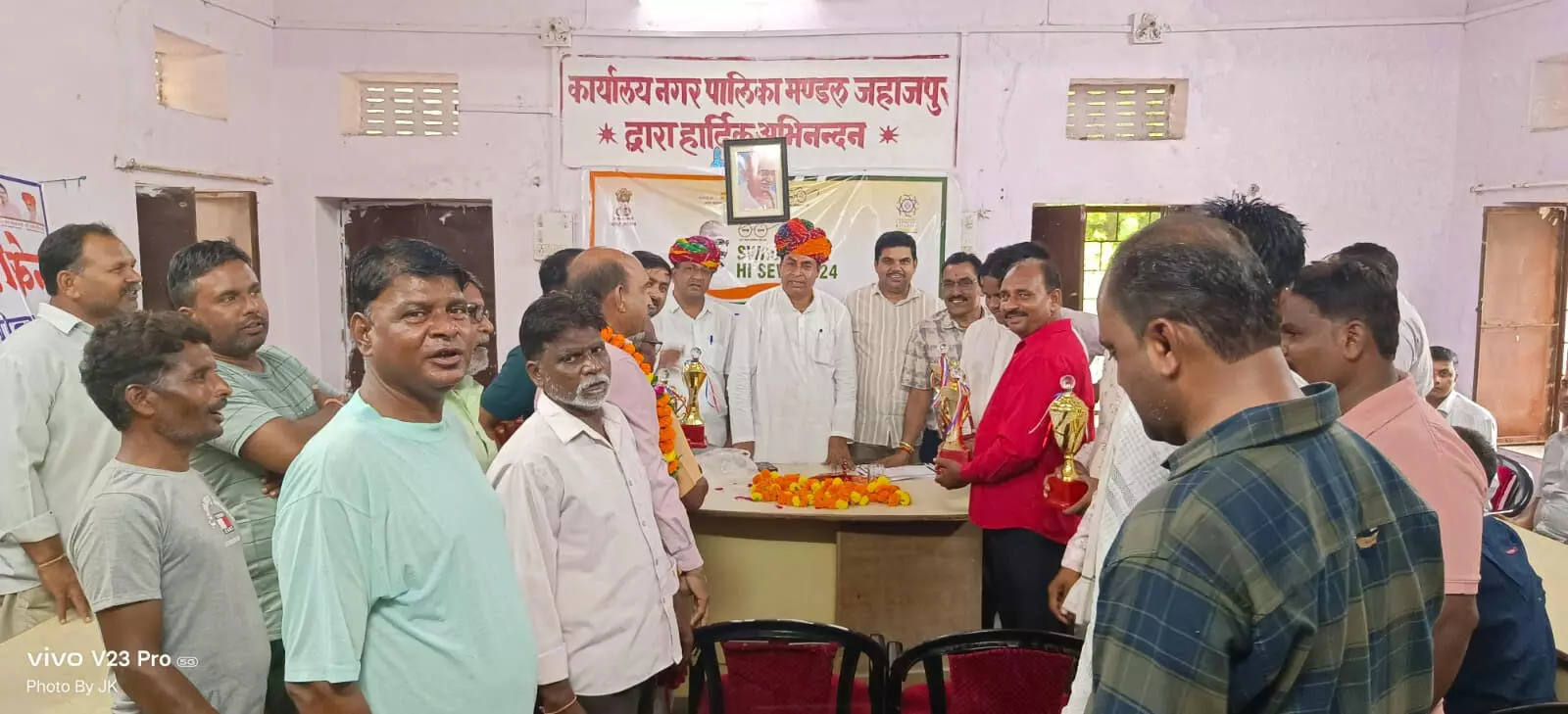 जहाजपुर नगर पालिका को स्वच्छ सर्वेक्षण में दूसरा स्थान मिलने पर सफाई कर्मियों का हुआ सम्मान