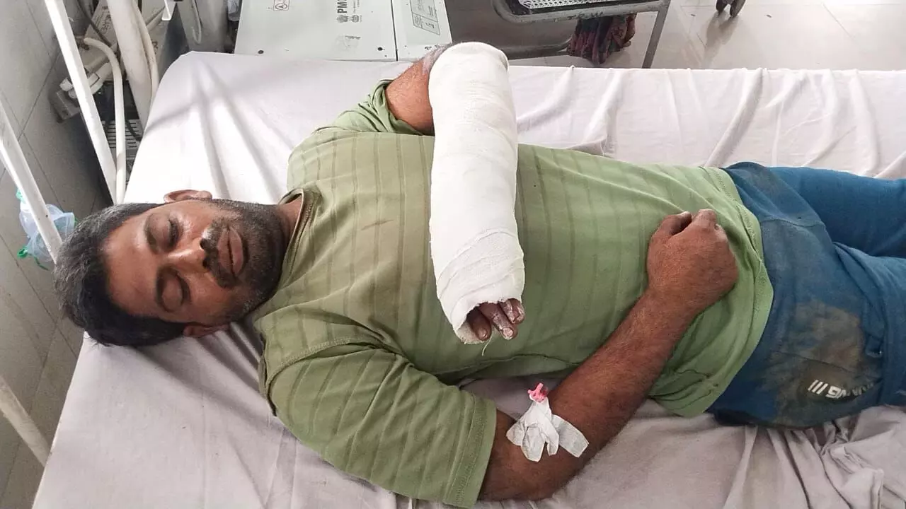 पत्नी ने पति को फोन करके बुलाया, फिर 20-25 लोगों ने लाठियों से किया हमला पत्नी ने पति को फोन करके बुलाया, फिर 20-25 लोगों ने लाठियों से किया हमला