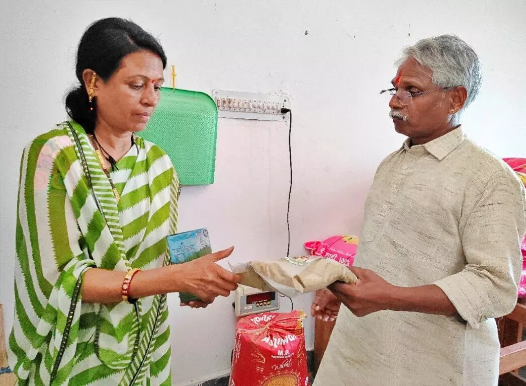 जनजाति क्षेत्रीय विकास मंत्री खराड़ी ने किया बालिका छात्रावास का औचक निरीक्षण