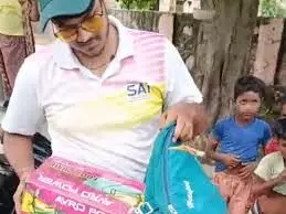 भीलवाड़ा: सरकारी स्कूल से मिल्क पाउडर ले जाते शिक्षक पकड़ा गया, ग्रामीणों ने किया विरोध भीलवाड़ा: सरकारी स्कूल से मिल्क पाउडर ले जाते शिक्षक पकड़ा गया, ग्रामीणों ने किया विरोध