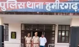 6 साल से चल रहा फरार इनामी तस्कर को किया गिरफ्तार 6 साल से चल रहा फरार इनामी तस्कर को किया गिरफ्तार