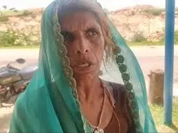 मांडल खेत जा रही महिला से गहने लूटकर भागे बदमाश, बाइक छोड़कर मौके से फरार मांडल खेत जा रही महिला से गहने लूटकर भागे बदमाश, बाइक छोड़कर मौके से फरार