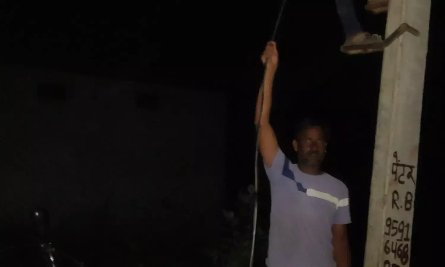 रात में जान जोखिम में डाल फाल्ट ठीक कर रहे विद्युतकर्मी