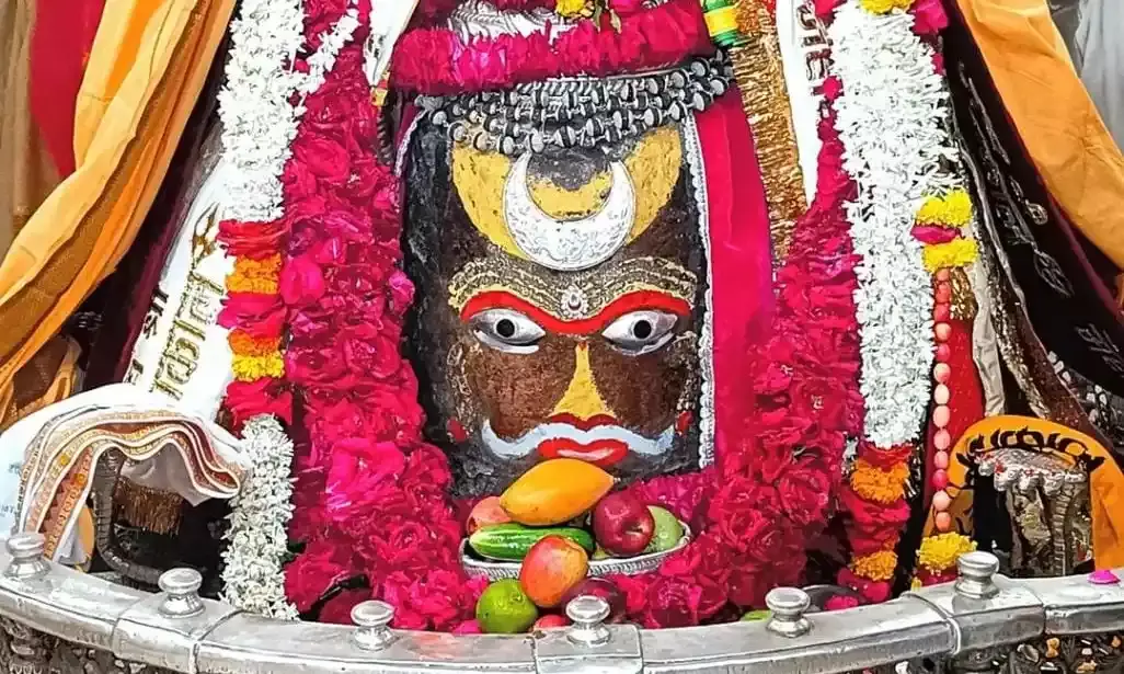 हरियाली अमावस्या पर राजा स्वरूप में सजे बाबा महाकाल, भांग-चंदन से मस्तक पर चंद्र लगाकर हुई भस्म आरती