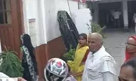 विधानसभा के सामने आत्मदाह करने पहुंचा आठ लोगों का परिवार, महिला ने खुद पर उड़ेला पेट्रोल विधानसभा के सामने आत्मदाह करने पहुंचा आठ लोगों का परिवार, महिला ने खुद पर उड़ेला पेट्रोल