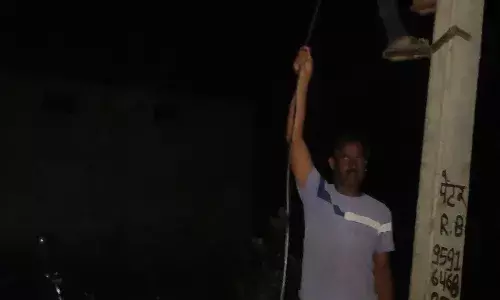 रात में जान जोखिम में डाल फाल्ट ठीक कर रहे विद्युतकर्मी रात में जान जोखिम में डाल फाल्ट ठीक कर रहे विद्युतकर्मी