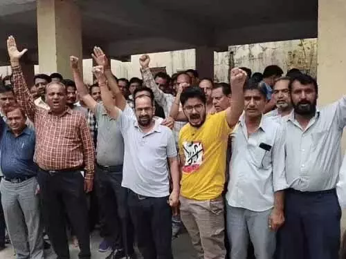 न्यायिक कर्मचारियों की अनिश्चितकालीन हड़ताल छठे दिन भी जारी, न्यायिक कार्य प्रभावित न्यायिक कर्मचारियों की अनिश्चितकालीन हड़ताल छठे दिन भी जारी, न्यायिक कार्य प्रभावित