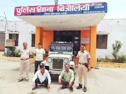 1298 पव्वे और वाहन जब्त, दो तस्कर गिरफ्तार