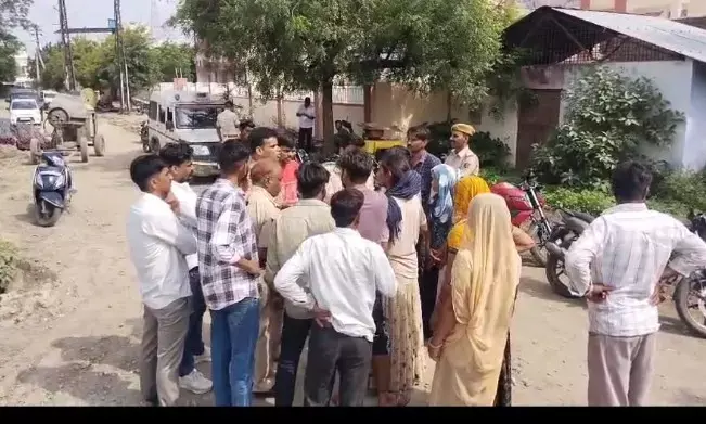 सिलाई सीखने गई लापता युवती की 6 दिन बाद मिली लाश, भाई ने अंशुल पर लगाया रेप और हत्या का आरोप मोर्चरी पर प्रदर्शन सिलाई सीखने गई लापता युवती की 6 दिन बाद मिली लाश, भाई ने अंशुल पर लगाया रेप और हत्या का आरोप मोर्चरी पर प्रदर्शन