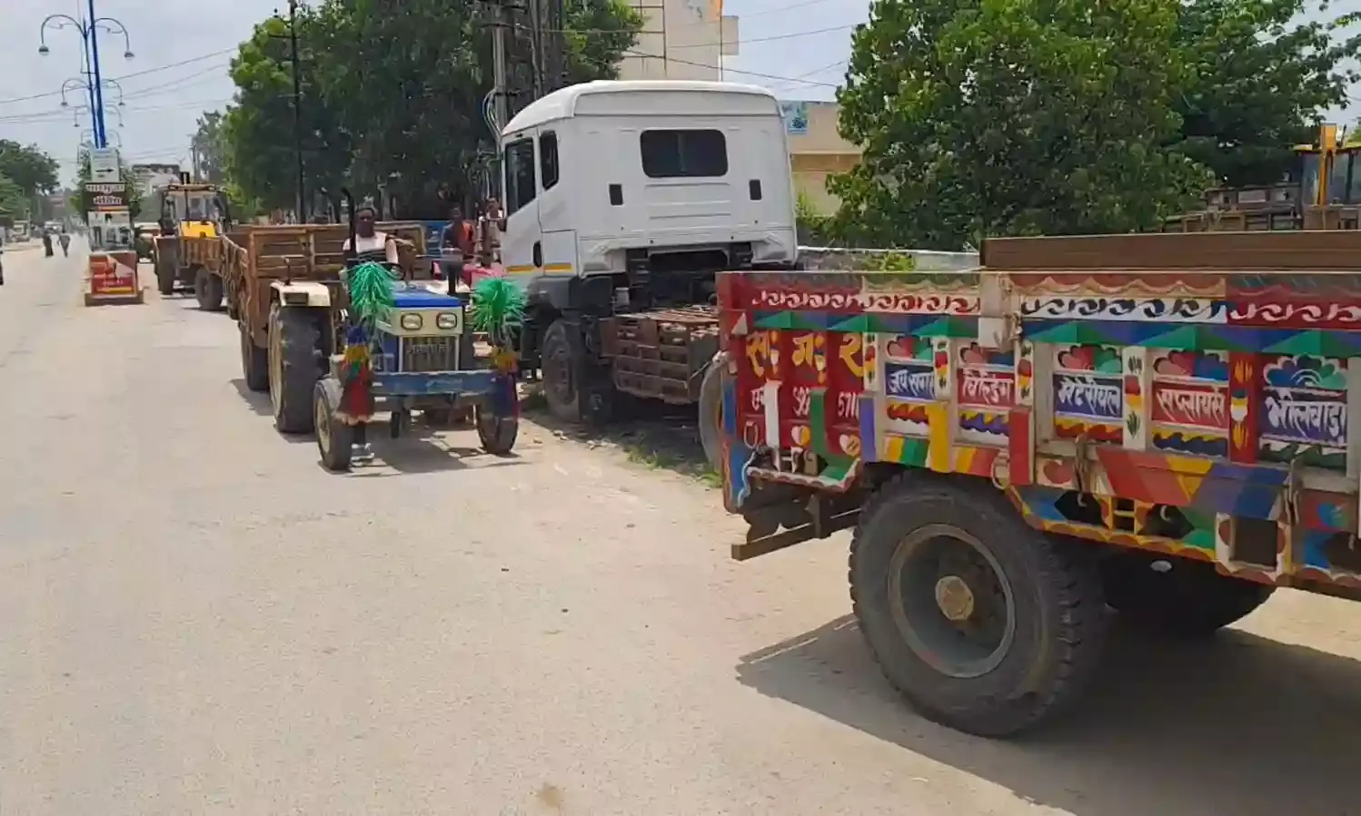 मांडल कोठारी नदी में अवैध बजरी खनन पर जिला स्पेशल टीम की बड़ी कार्रवाई: आधा दर्जन ट्रैक्टर व दो जेसीबी जब्त, खनन माफिया में मचा हड़कंप