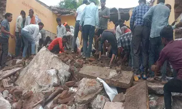 झालावाड़ स्कूल हादसे में लापरवाही पर गिरी गाज : महिला प्रिंसिपल समेत 4 शिक्षक सस्पेंड, 8 मासूमों की गई जान