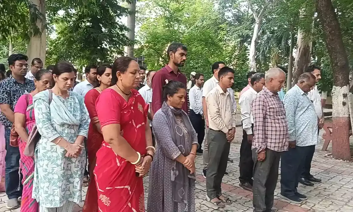 मंडार के आकस्मिक निधन पर दो मिनट का मौन रख दी श्रद्धांजलि