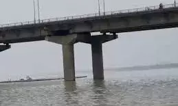 रील बनाने के प्रयास में बनास नदी में गिरा युवक बह गया