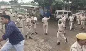 बच्चों की मौत से गुस्साए ग्रामीणों ने तोड़ी पुलिस की गाड़ियां,ने लाठीचार्ज ; हिरासत में नरेश मीणा बच्चों की मौत से गुस्साए ग्रामीणों ने तोड़ी पुलिस की गाड़ियां,ने लाठीचार्ज ; हिरासत में नरेश मीणा