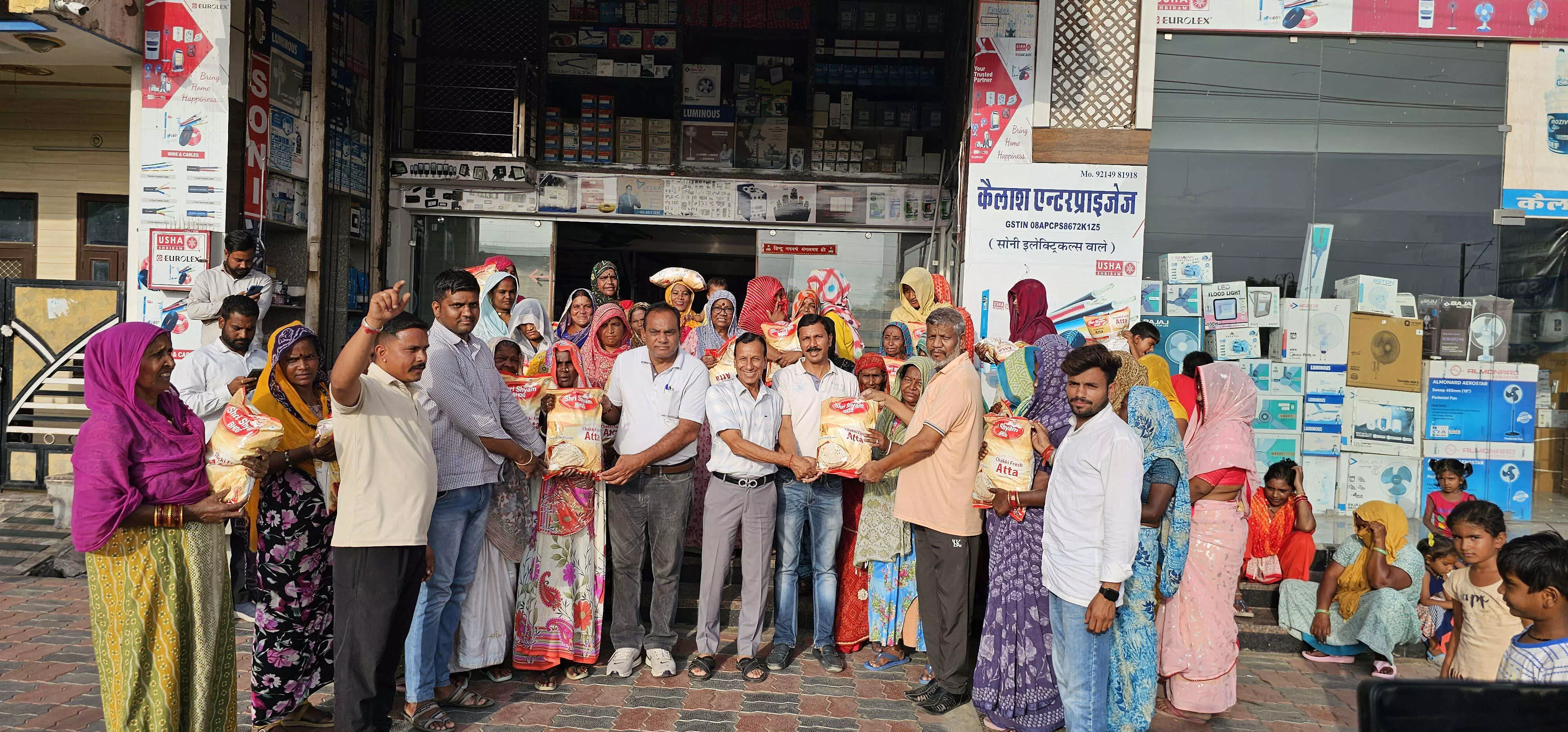 राजस्थान जन मंच ने झुग्गी झोपड़ी में रहने वाले 90 परिवारों को 450 किलो आटे के कट्टे वितरित किए राजस्थान जन मंच ने झुग्गी झोपड़ी में रहने वाले 90 परिवारों को 450 किलो आटे के कट्टे वितरित किए