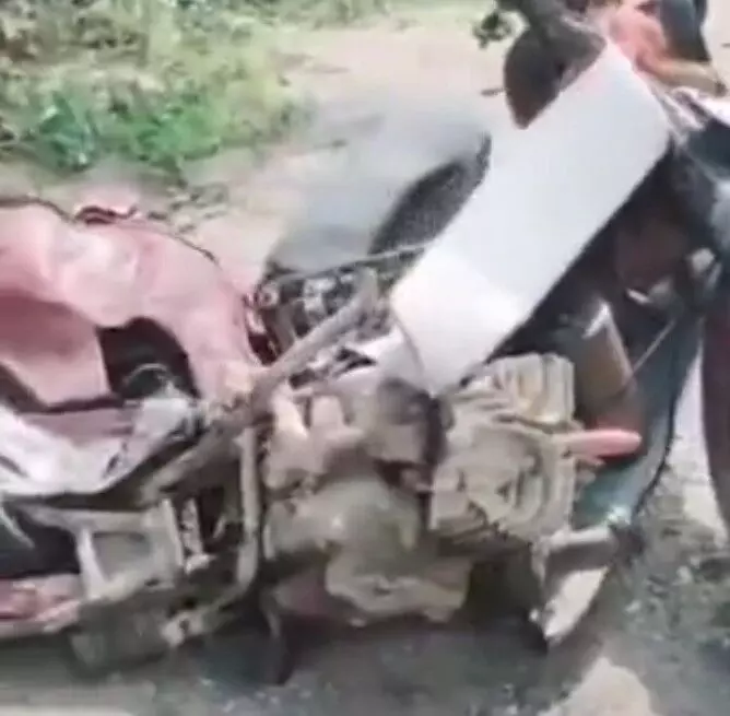 पेट्रेाल पंप के सामने ट्रेलर ने मोपेड को उड़ाया, दंपत्ति की मौत पेट्रेाल पंप के सामने ट्रेलर ने मोपेड को उड़ाया, दंपत्ति की मौत