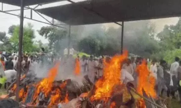 पिपलोदी गांव में मातम का माहौल, मृतक छात्र-छात्राओं का अंतिम संस्कार, सरकार ने किया मुआवजे का ऐलान ,मृतक बच्चों के परिजनों को दिए जाएंगे 10-10 लाख रूपए पिपलोदी गांव में मातम का माहौल, मृतक छात्र-छात्राओं का अंतिम संस्कार, सरकार ने किया मुआवजे का ऐलान ,मृतक बच्चों के परिजनों को दिए जाएंगे 10-10 लाख रूपए