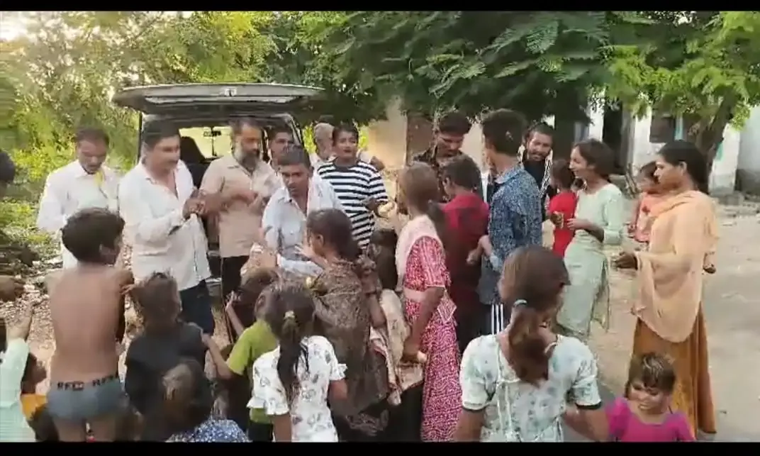 शाहपुरा के चाणक्य स्व. कैलाश काबरा की पुण्यतिथि पर बच्चों को बांटे गए फल व बिस्किट