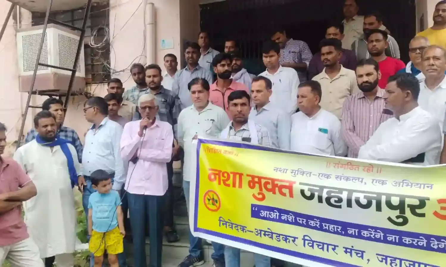 नशे के खिलाफ अम्बेडकर विचार मंच ने सौंपा ज्ञापन, कार्रवाई नहीं होने पर आंदोलन की चेतावनी नशे के खिलाफ अम्बेडकर विचार मंच ने सौंपा ज्ञापन, कार्रवाई नहीं होने पर आंदोलन की चेतावनी