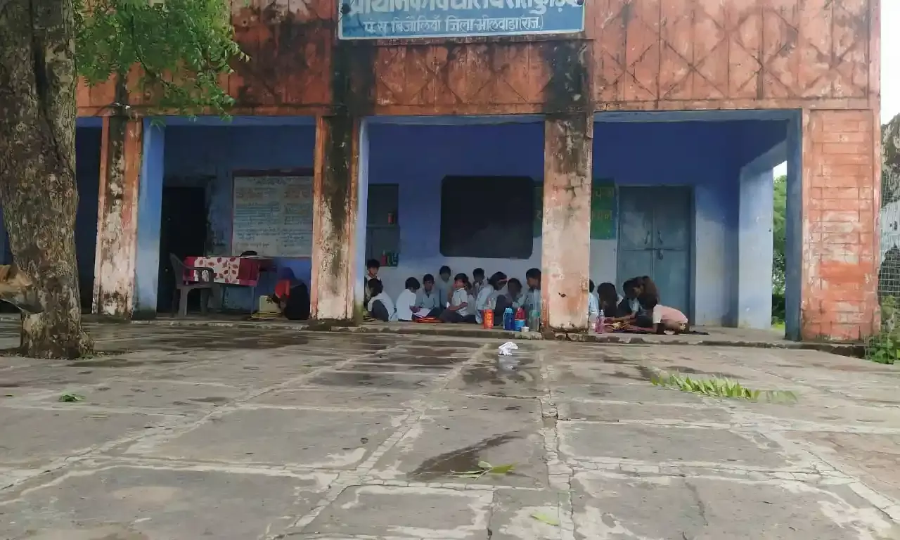 टपकती छत, टूटी - पट्टीया कैसे हो नोनीहालो की पढ़ाई