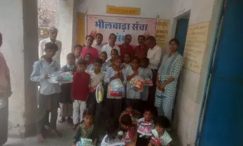 भीलवाड़ा सेवा संस्था द्वारा विद्यार्थियों को स्टेशनरी वितरित