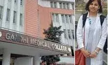 पैसिफिक मेडिकल कॉलेज की छात्रा ने की आत्महत्या, गुस्साए छात्र धरने पर बैठे, स्टाफ के दो सदस्य बर्खास्त