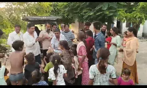 शाहपुरा के चाणक्य स्व. कैलाश काबरा की पुण्यतिथि पर बच्चों को बांटे गए फल व बिस्किट