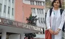 पैसिफिक मेडिकल कॉलेज की छात्रा ने की आत्महत्या, गुस्साए छात्र धरने पर बैठे, स्टाफ के दो सदस्य बर्खास्त