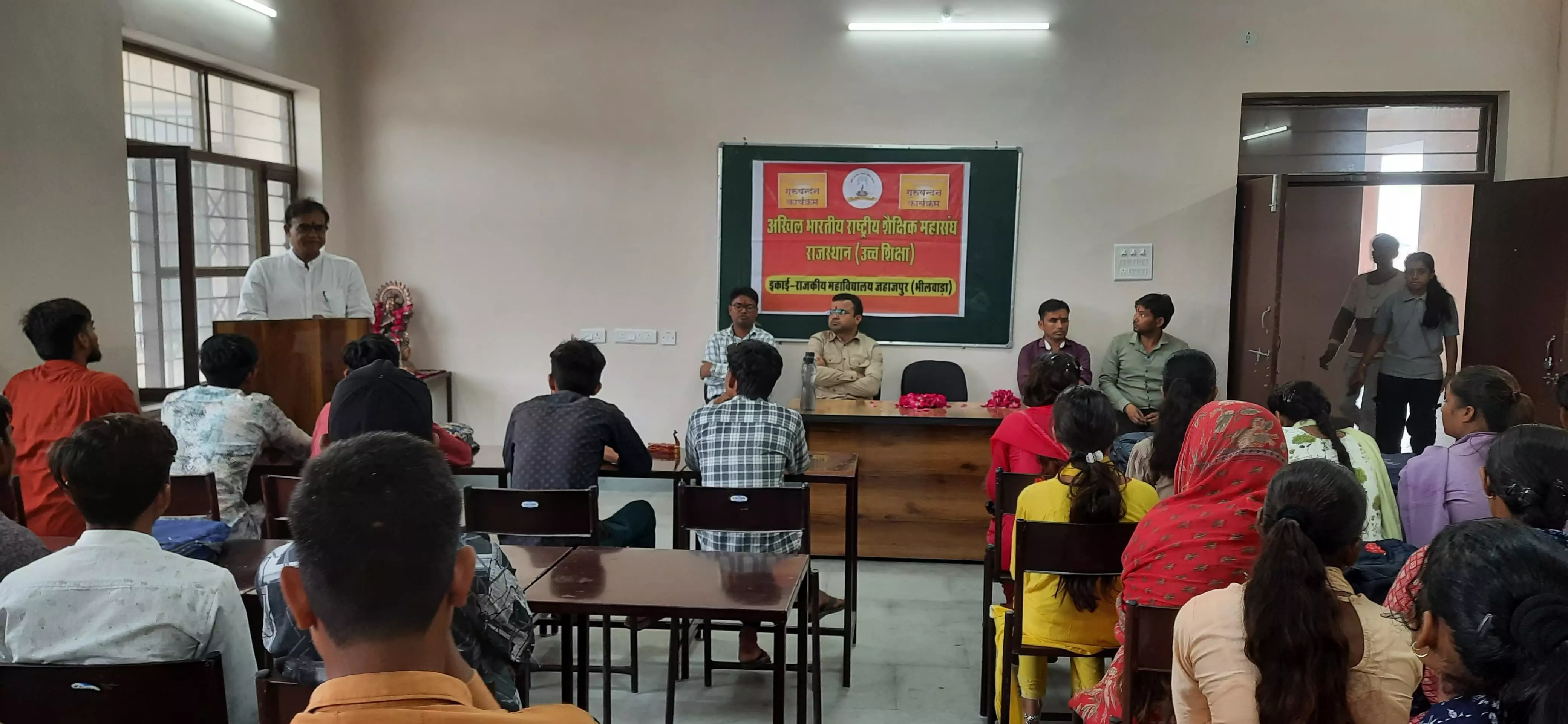 जहाजपुर में मनाया गया गुरु वंदन कार्यक्रम, छात्राओं ने किया गुरुओं का तिलक वंदन, NSS इकाई ने किया आयोजन