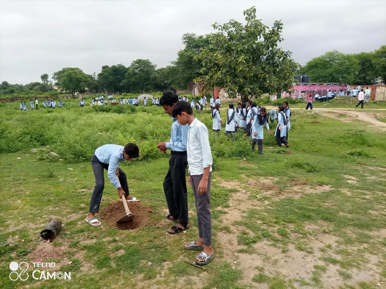 विद्यालय में किया पौधारोपण ली सुरक्षा की जिम्मेदारी