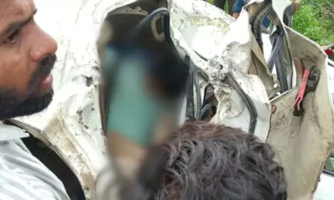 इंदौर-बैतूल हाईवे पर पेड़ से टकराई कार, तीन लोगों की मौत