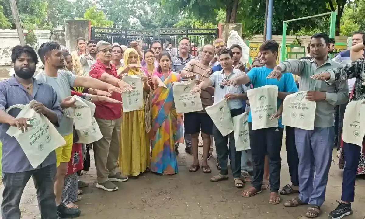 अणुव्रत समिति ने किया कपड़े के थैलों का वितरण