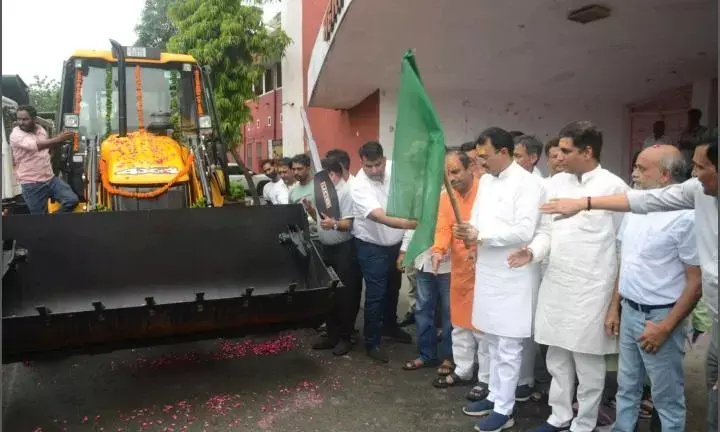उप मुख्यमंत्री बैरवा ने किया नगर निगम के वाहन बेड़े का उद्घाटन