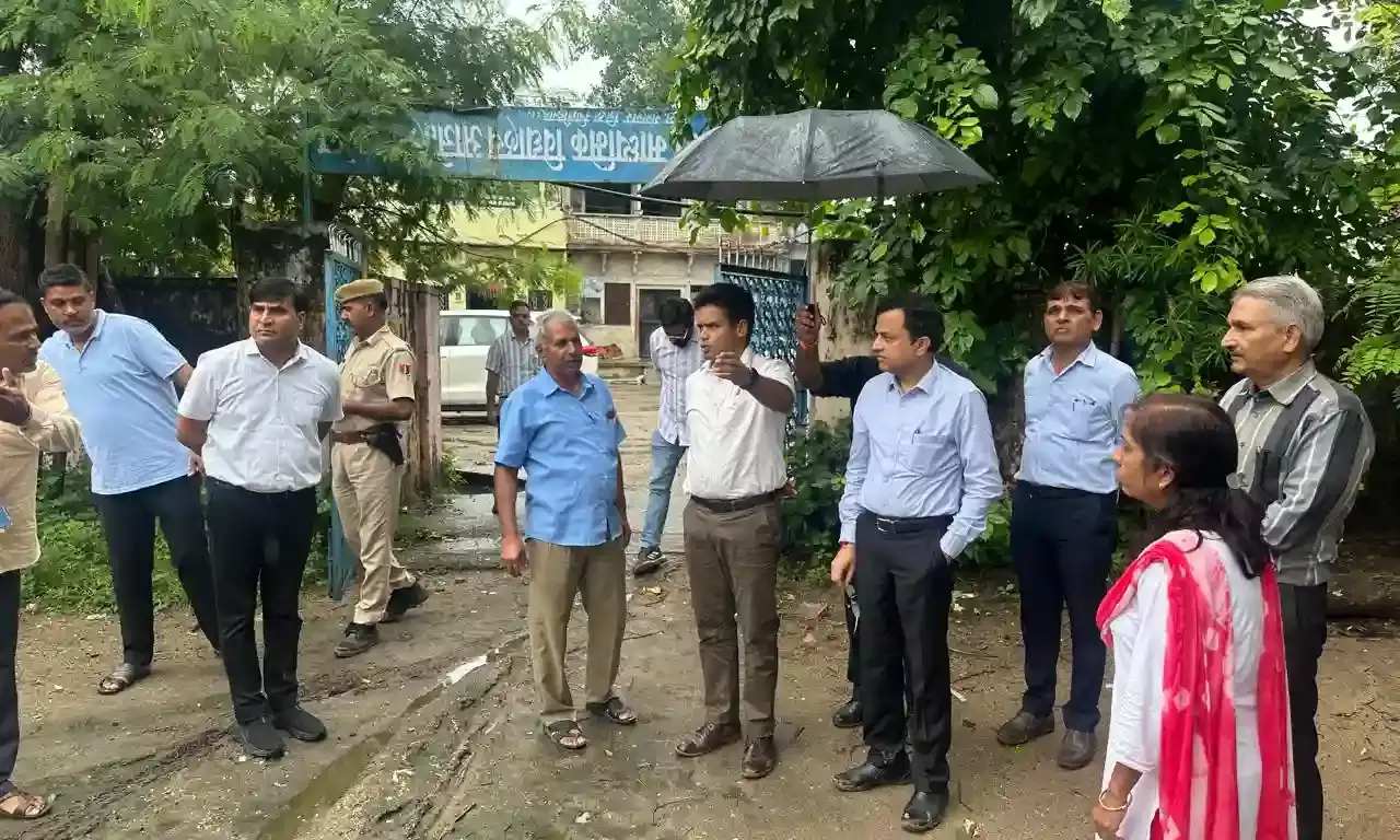 प्रभारी सचिव ने किया अजोलिया खेड़ा विद्यालय का निरीक्षण, एक माह में शिफ्टिंग के निर्देश
