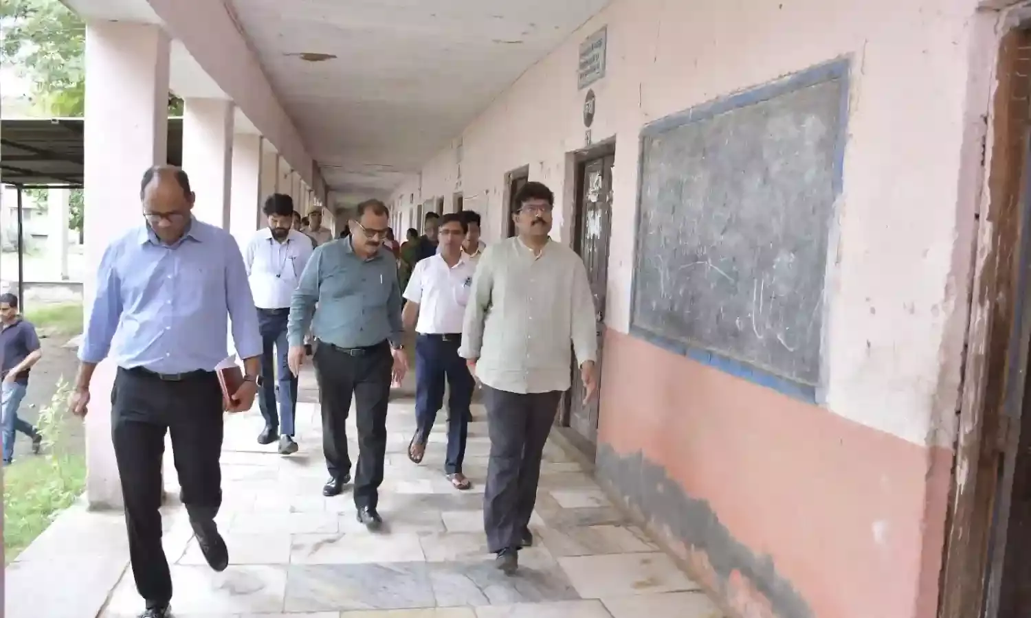 जिले में कहीं भी जर्जर भवनों ने संचालित न हो कक्षाएं :डॉ. सुरपुर