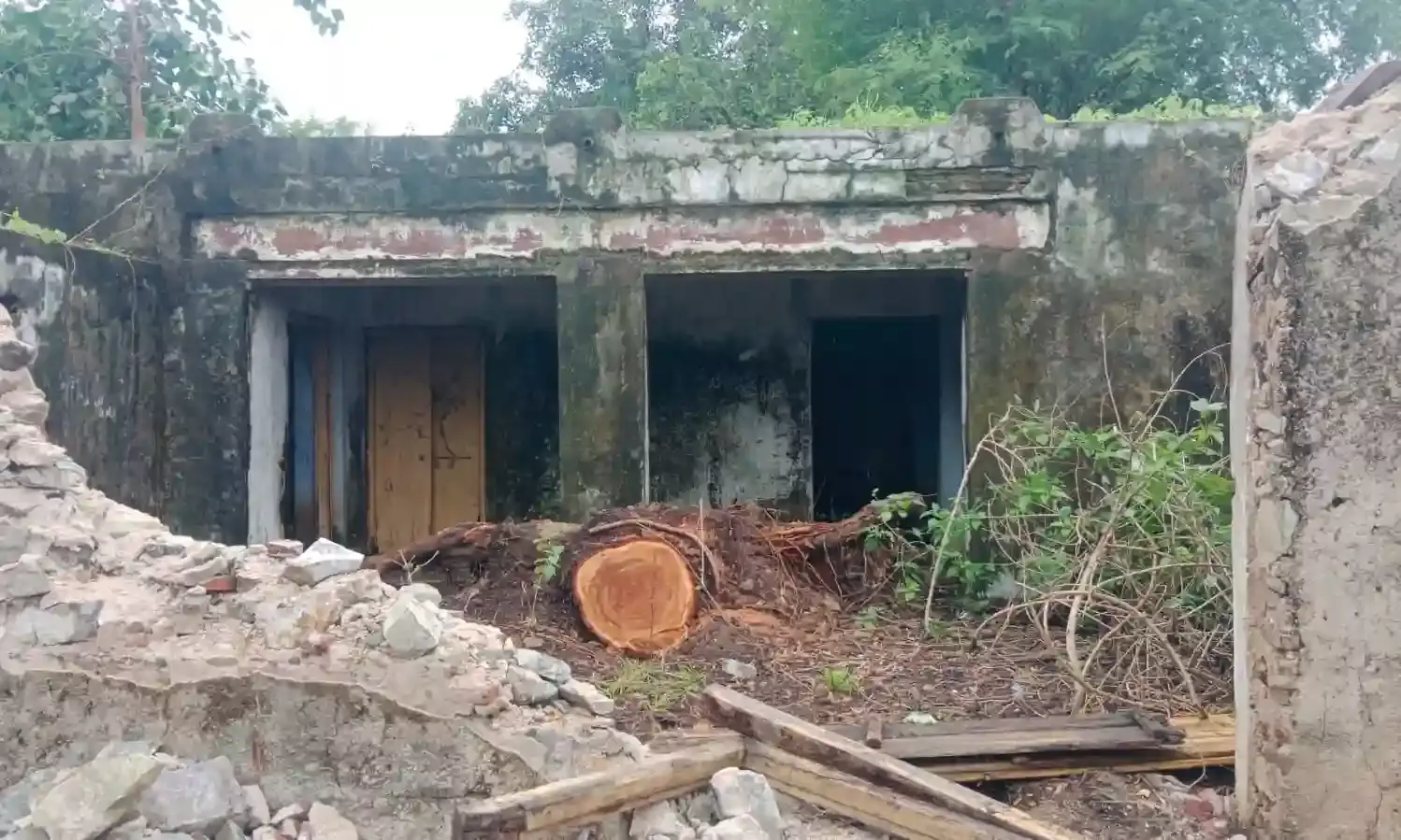 गेगा का खेडा सरकारी भवन क्षतिग्रस्त