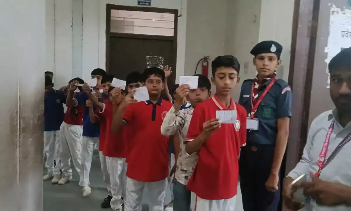 मॉडल स्कूल बनेड़ा में विद्यार्थियों ने सीखा डिजिटल मतदान