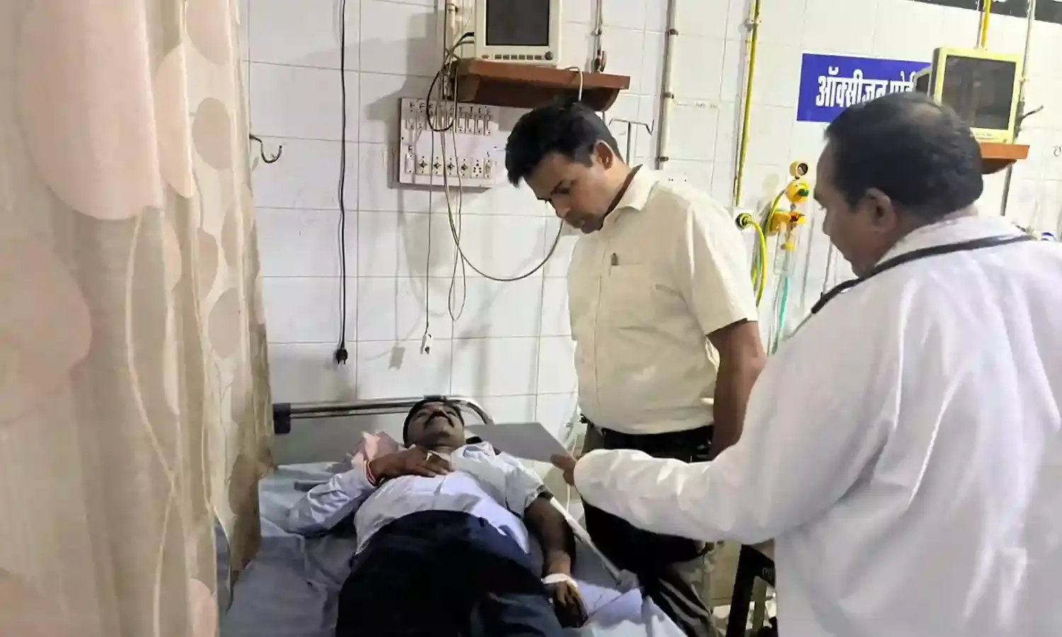 ट्रेलर की टक्कर से एम्बुलेंस क्षतिग्रस्त, चिकित्सा कर्मी बाल-बाल बचे