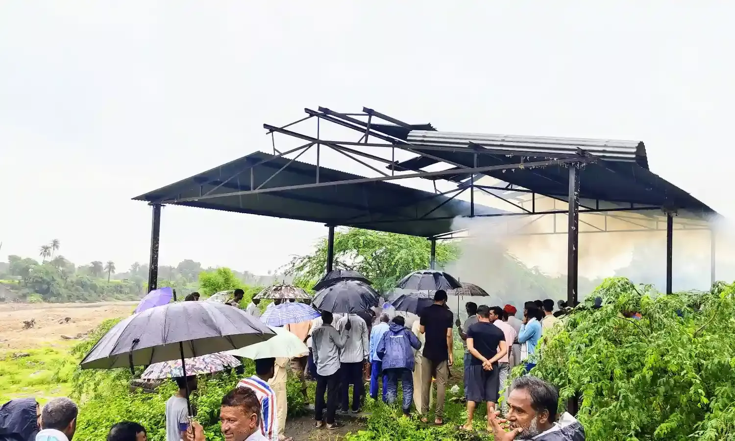 श्मशान भी बेहाल:टूटी छत के नीचे हुआ अंतिम संस्कार,ग्रामीणों में आक्रोश