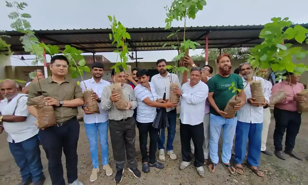 विद्यालय व मंदिर परिसर में 600 पौधे रोपे