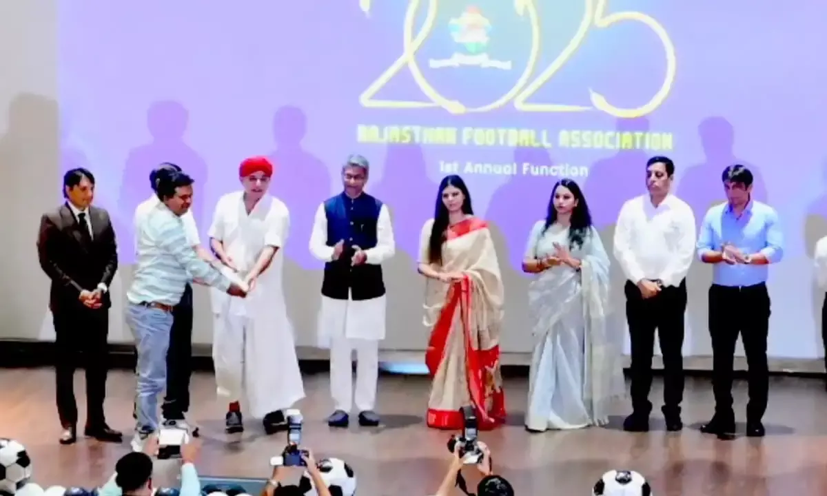 फुटबॉल संघ के सचिव का किया जयपुर में सम्मान