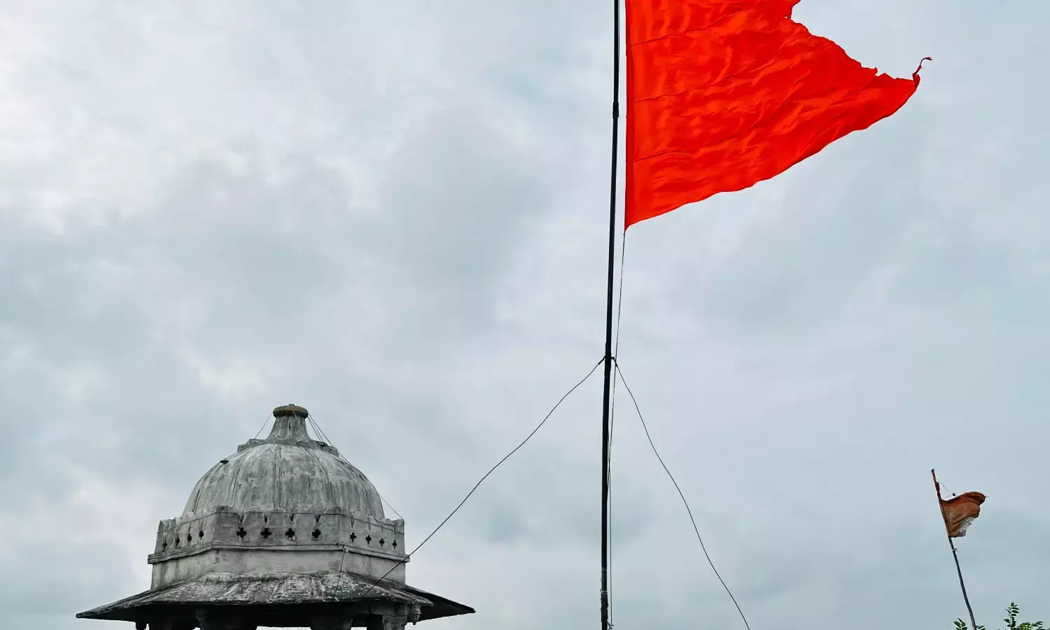 उपनगर पुर की उड़न छतरी पर नया 65 फिट ऊँचा भगवा ध्वज विधिविधान के साथ लगाया