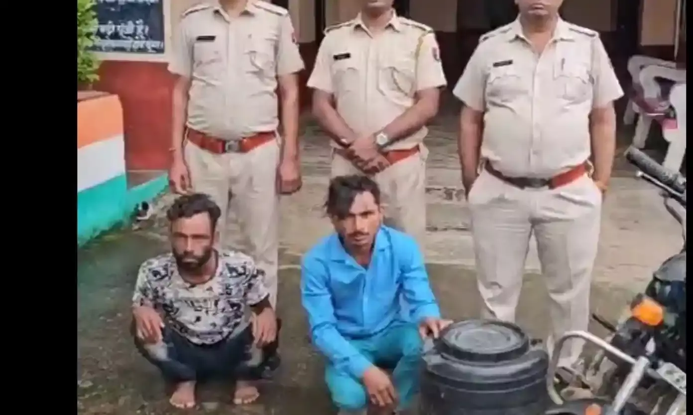 30 लीटर अवैध शराब के साथ  शांति भंग में पिता- पुत्र सहित 5 गिरफ्तार