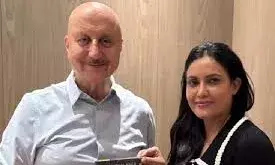 सेना की कर्नल सोफिया कुरैशी से मिले अनुपम खेर, भेंट किया विशेष उपहार सेना की कर्नल सोफिया कुरैशी से मिले अनुपम खेर, भेंट किया विशेष उपहार