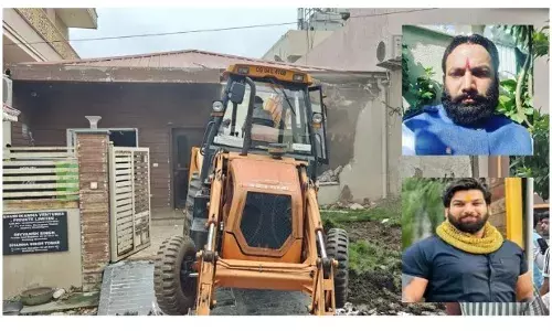 सूदखोरों भाइयों पर गरजा बुलडोजर, तोड़ दिया ऑफिस, मचा हड़कंप