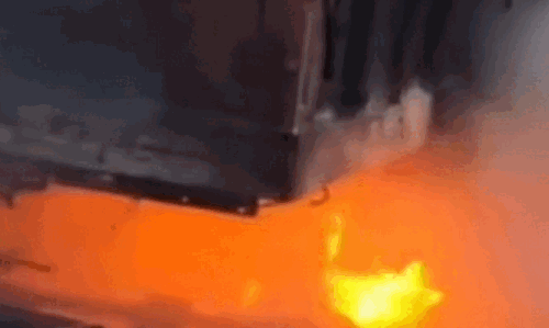 चलते ट्रक के टायरों में लगी आग , चालक ने कुद कर बचाई जान चलते ट्रक के टायरों में लगी आग , चालक ने कुद कर बचाई जान