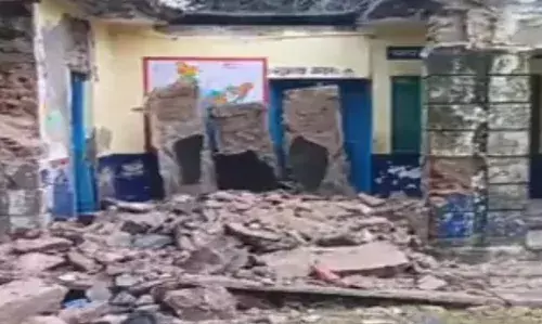 सरकारी स्कूल की दीवार ढही: रविवार। की छुट्टी होने से टला  बड़ा हादसा
