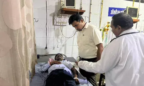 ट्रेलर की टक्कर से एम्बुलेंस क्षतिग्रस्त, चिकित्सा कर्मी बाल-बाल बचे
