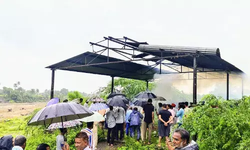 श्मशान भी बेहाल:टूटी छत के नीचे हुआ अंतिम संस्कार,ग्रामीणों में आक्रोश श्मशान भी बेहाल:टूटी छत के नीचे हुआ अंतिम संस्कार,ग्रामीणों में आक्रोश